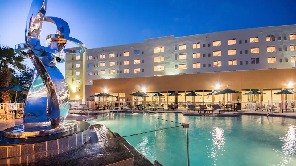 Hyatt-Place-Orlando-Lake-Buena-Vista-P017-Outdoor-Swimming-Pool-with-Statue-at-Night.16x9